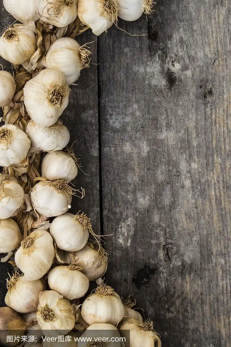 一串大蒜在木制背景上