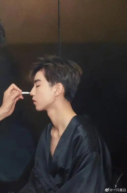 王俊凯性感喉结合集 大帅哥时刻在线索命