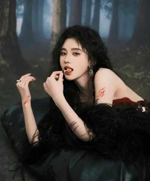 鞠婧祎黑色长裙犹如一只高冷的黑天鹅