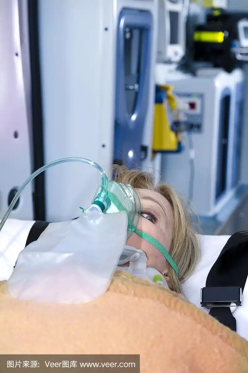 带着氧气面罩的受伤妇女