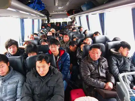 哪位大神这会正在长途客车上,帮忙拍张客车内部的照片,急急急!