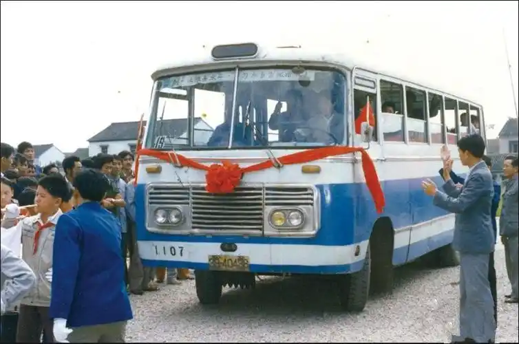 载着苏州人走了60年,还记得你坐过哪一代公交吗?