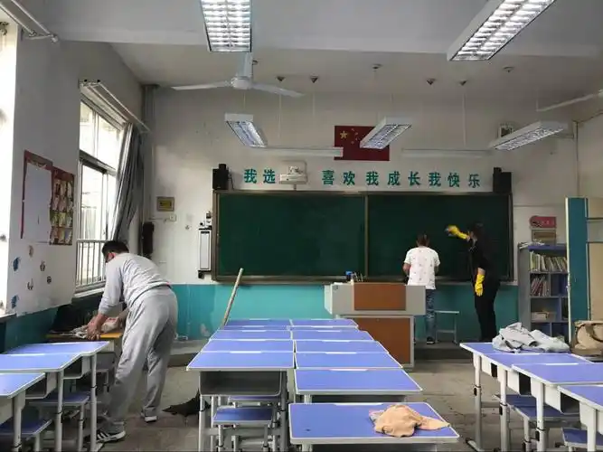 一年级一班家长委员会清扫教室,为学生提供更加优质的环境