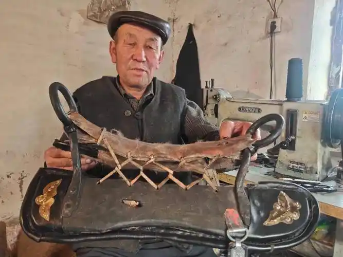 老人制作马鞍40余年,见证哈萨克族手工艺品文化传承_马具_木合塔尔汗