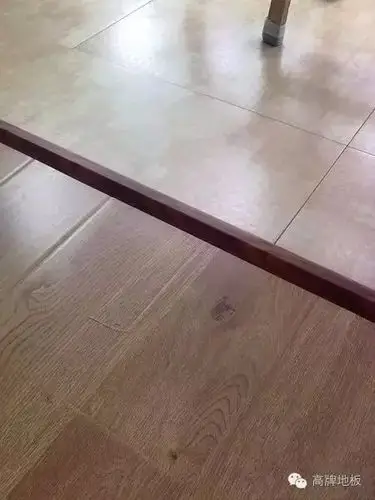 那些一边铺木地板一边铺地砖的,中间接缝原来这样衔接的啊