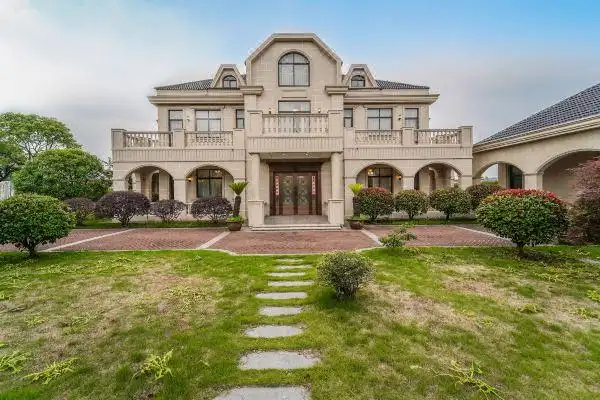 分为主城堡和附楼,古典苏式园林庭院,欧式城堡建筑,融合中式精致典雅