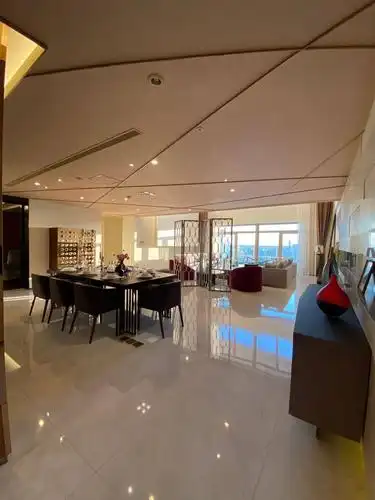 汤臣一品开发商出租764平米后排复式,40层,42层,现在在租的有2套内景