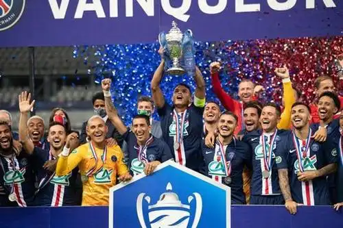巴黎圣日耳曼1比0击败圣埃蒂安获得冠军,成就法甲和法国杯的双冠王,这