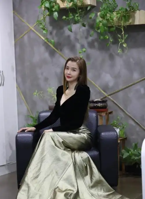 姚星彤身材真不错v领上衣衬白皙肤色配拖地开叉长裙更显曲线