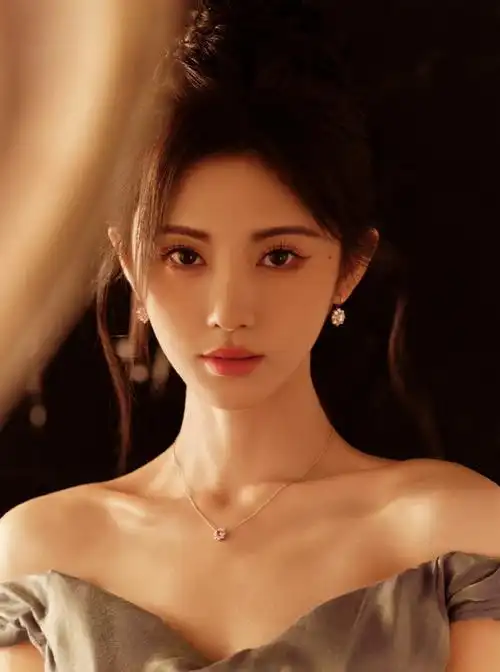 真的太喜欢鞠婧祎的这一组中秋大片了,每一次看到都能被惊艳到