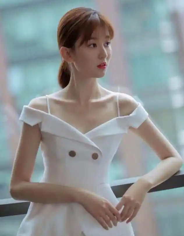 乔欣也是实实在在的90后,虽然她有时看着非常的沉稳.