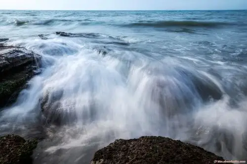 一朵浪花,一个跳跃的音符.   一排浪花,一组激昂的旋律.