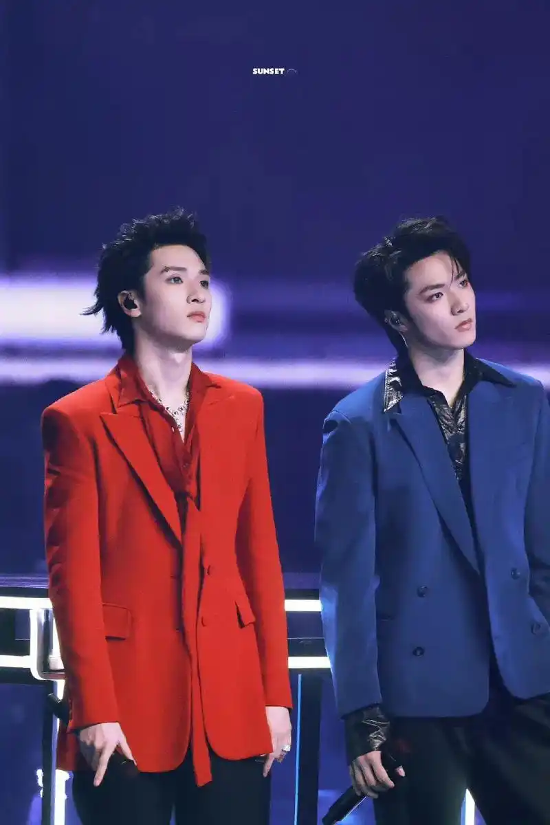 总裁夫夫工作辛苦了#文严文 #严浩翔 #舞台 #刘耀文 #这 - 抖音