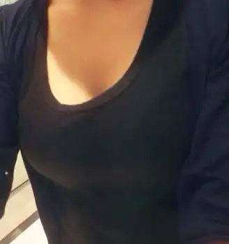 这个女生从胸发育看是多少岁的呢?有多少罩杯呢?胸围呢?算大么?