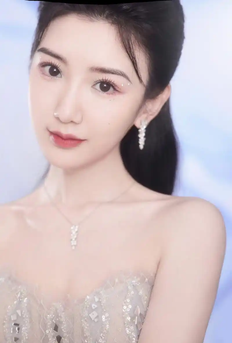 毛晓彤:清纯唯美,温婉大方