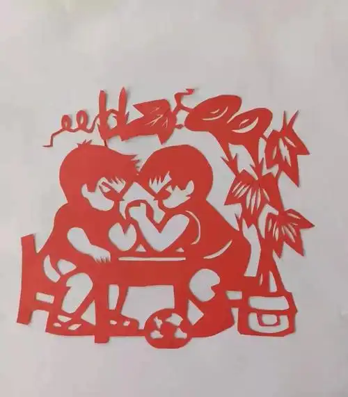 三个小朋友做在一起剪纸的看图写话