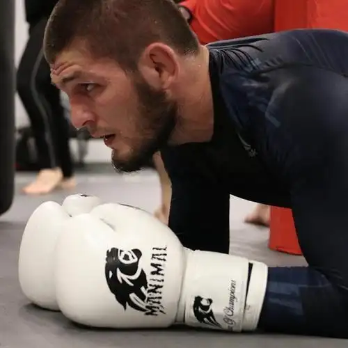 ufc小鹰爆出击败嘴炮秘诀,日常块头比嘴炮大一圈,赛前疯狂减重