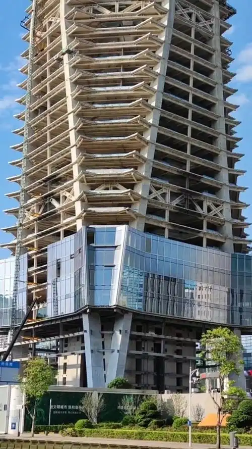 深圳第三高楼罗湖城脉金融中心,楼高388米,地面共70层,地下7层.