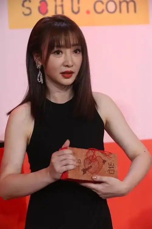 柳岩有点老了法令纹明显但魅力不减身穿黑色长裙身材真好