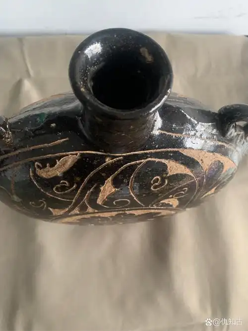 西夏灵武窑黑釉剔花圆形双系皮囊式扁壶.