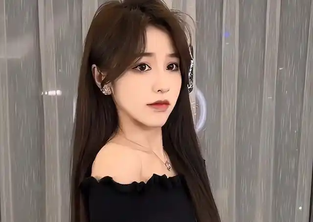 刘思瑶素颜做客毛毛姐直播间! 小眼睛四方脸, 与视频里判若两人