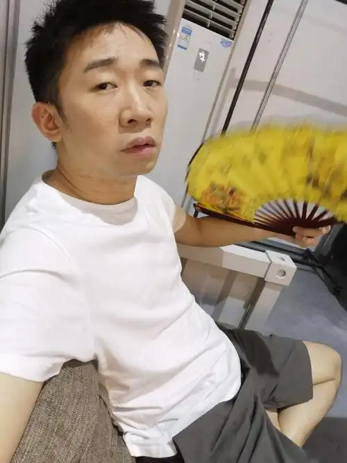 杨迪素颜出镜脸上痘痘明显,被网友调侃不是艺人,本尊回应好幽默