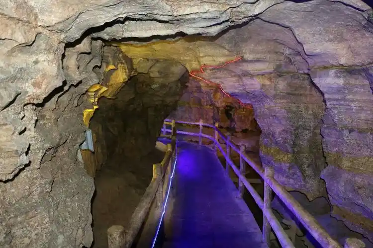 临沂沂水地下大峡谷景色奇特