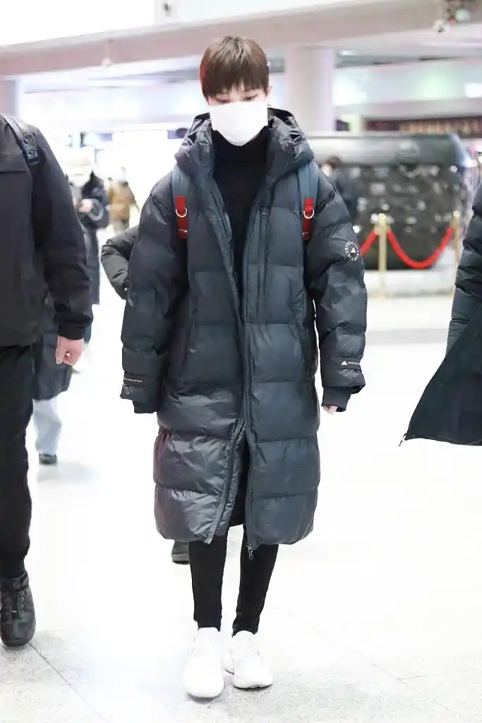 组图:李宇春穿长羽绒服现身机场 背双肩包大步流星
