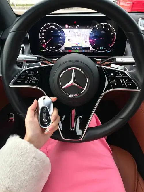 太有氛围感啦#适合女生开的车  #超跑豪车租赁  #奔驰