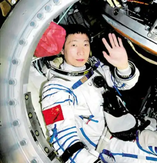 杨利伟首次登上太空,称听到有"敲门声",得知原因冒冷汗了
