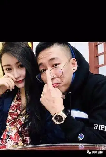 刘一手老婆董莹莹微博只关注着三个人,其中一个就是仙洋?