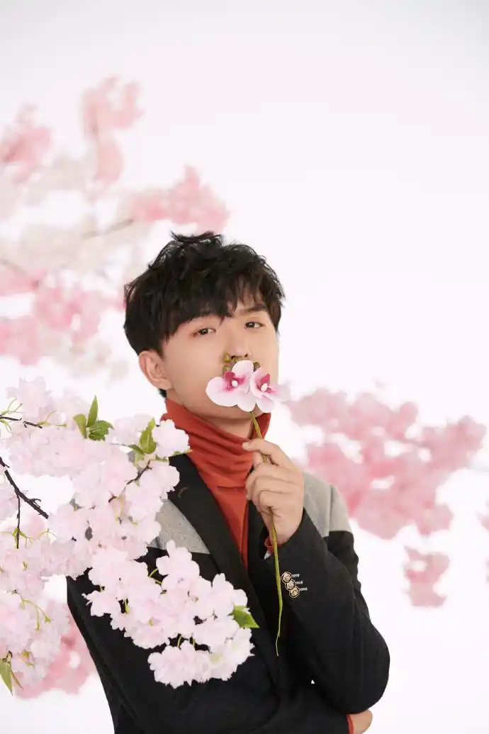 演员_郑伟 发复古西装写真,有点帅#长安. 来自芒果捞巨星 - 微博