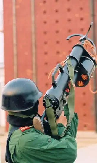 图文特警队员操作抛绳枪