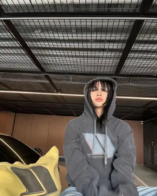 lisa超话0269♀15#lisa近期日常照#    240402 lisa 个人ins