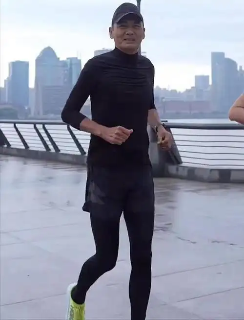 68岁周润发近照看着心酸手臂皮包骨全是疙瘩