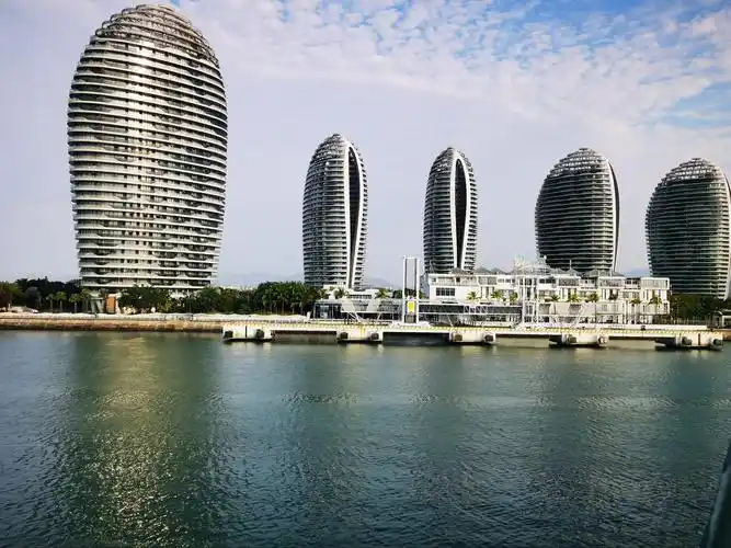 三亚市标志性的建筑大贝壳酒店