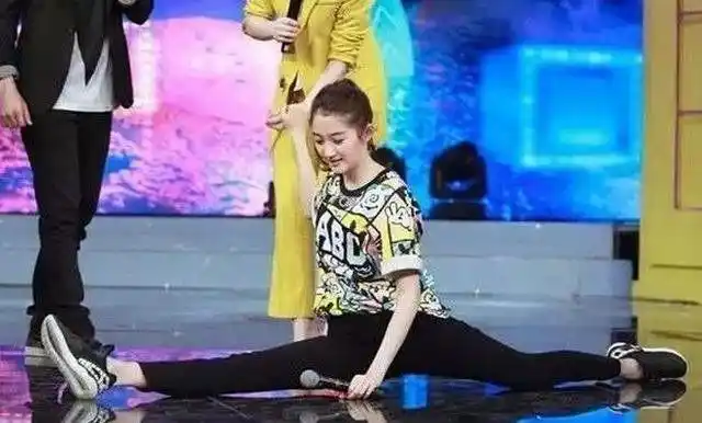 被国民奉为"四千年第一美女"的鞠婧祎,在一字马上极有天赋,标准的姿势