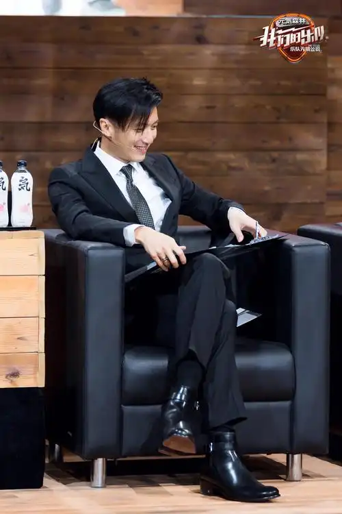 《我们的乐队》明晚开播 谢霆锋"总裁坐姿"超a营业|我们的乐队|谢霆锋