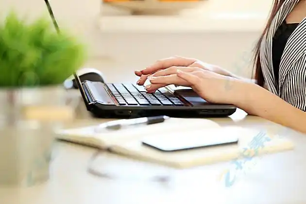 创意敲击笔记本职场女子高清图片下载