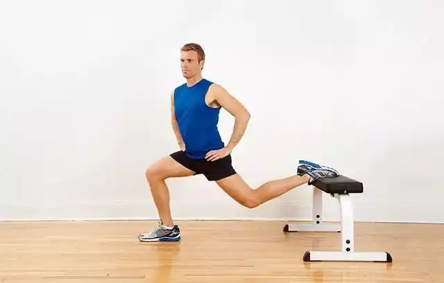 将弹力带缠在其中一个脚掌上,此时依然用脚后跟作为支撑点,脚掌上下