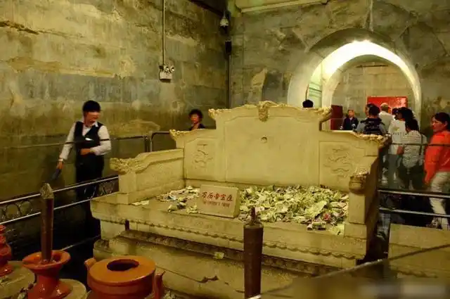 上世纪50年代考古人员发掘十三陵时工地上来了一个古怪的老人