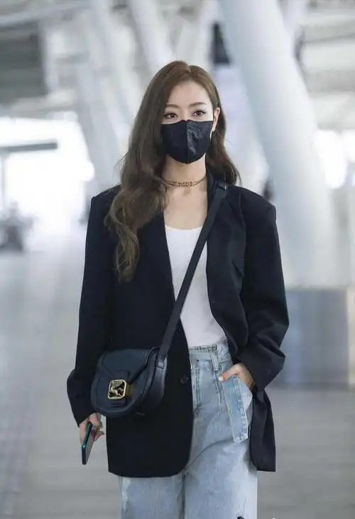 白冰恢复单身后气质更惊艳,穿黑色西装配牛仔裤,长卷发太撩人|内搭|吊