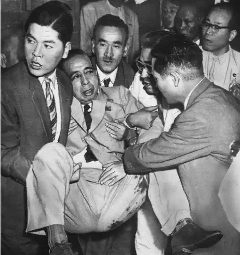 侵华战争的甲级战犯岸信介,侥幸跳过一劫,1960年的夏天遇刺后再次幸存