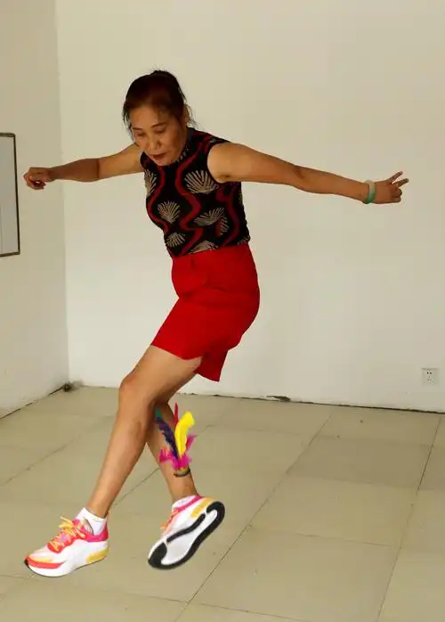 《避风港》红色养生社区—踢毽子比赛