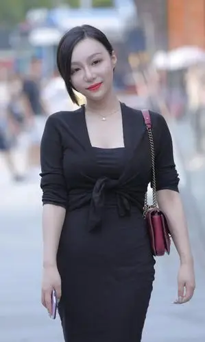 成熟韵味的女人,一袭黑色吊带修身裙,简约大气又减龄