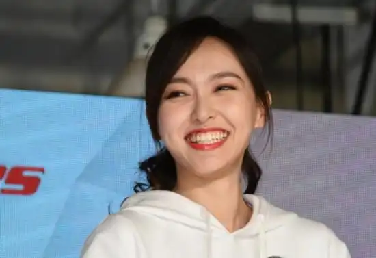 35岁唐嫣穿卫衣变身运动少女 比心笑出鱼尾纹