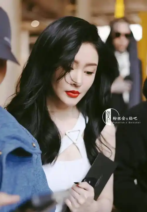 张天爱的巴黎白裙看起来好甜美,大波浪发优雅大气,迷人又时尚_红心