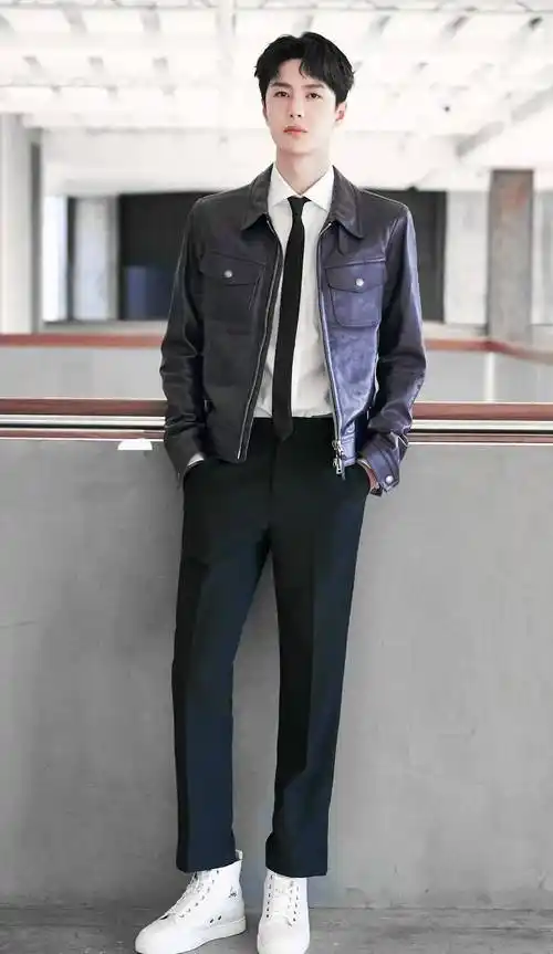 又一大波男明星皮衣穿搭合集来喽 帅气潇洒 时尚酷炫 每一个都喜欢