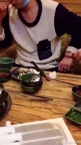 家里人介绍的相亲对象,今天两家人一起出来吃饭