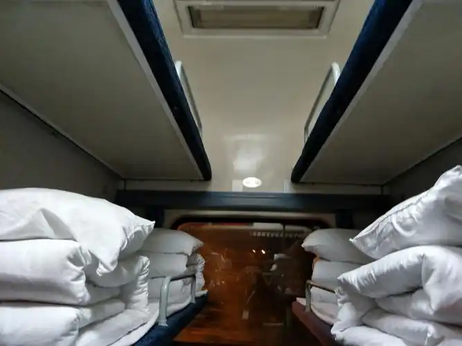 第一次睡卧铺,上中下三层,我睡最上面,虽然直不起身,但也挺好玩.